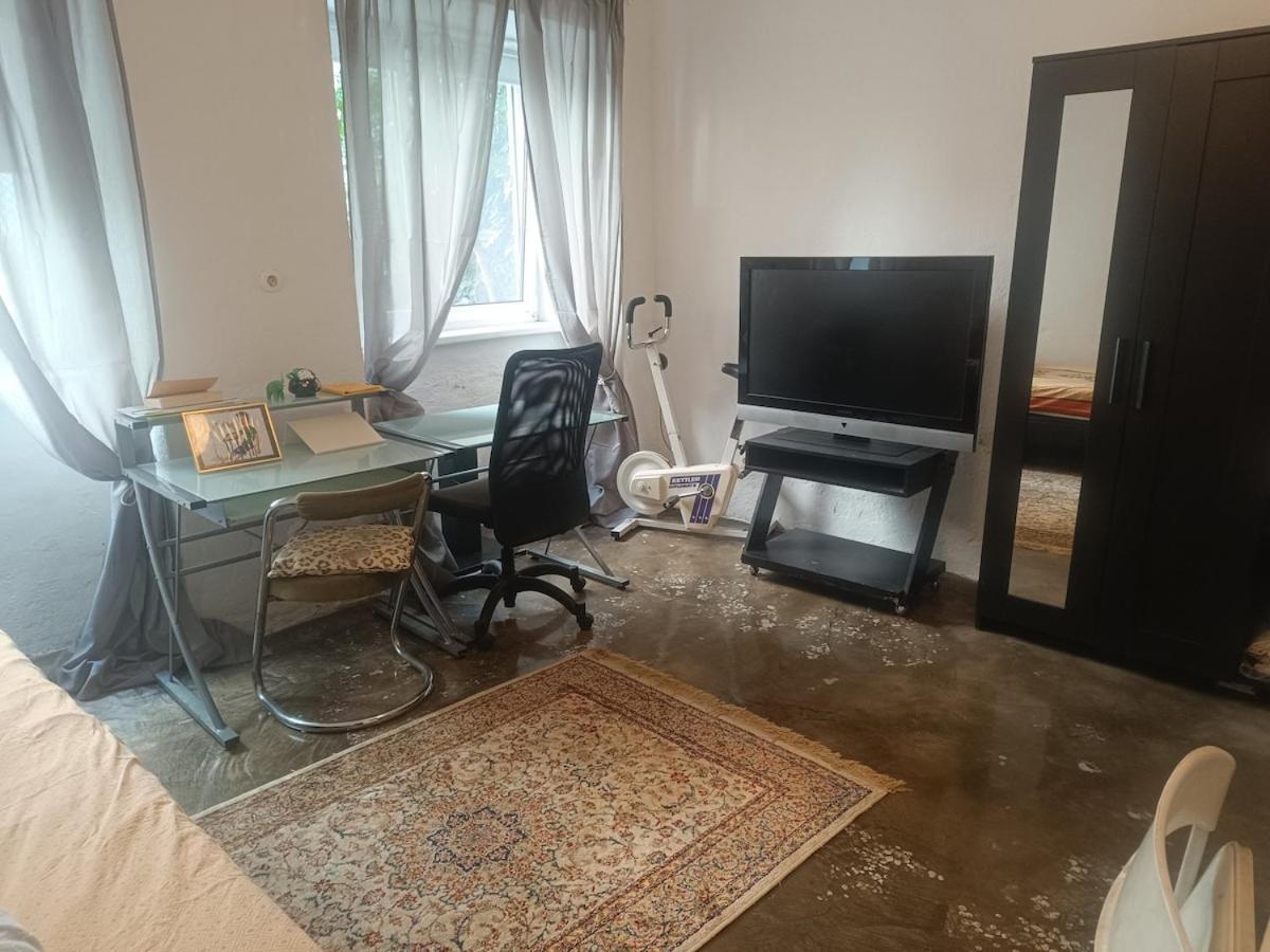 Atelier In Center, No Shower, Entire Place Apartment *