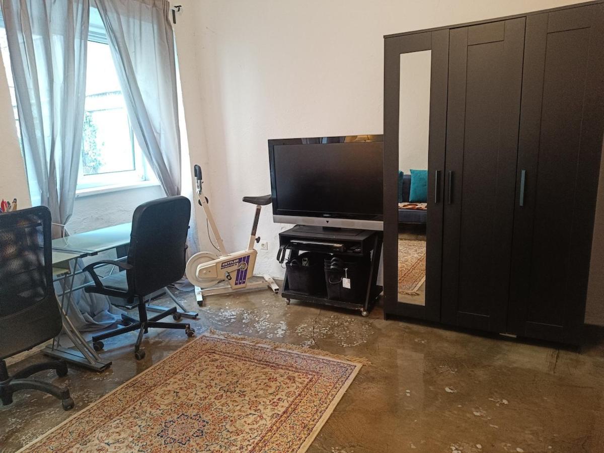 Atelier In Center, No Shower, Entire Place *